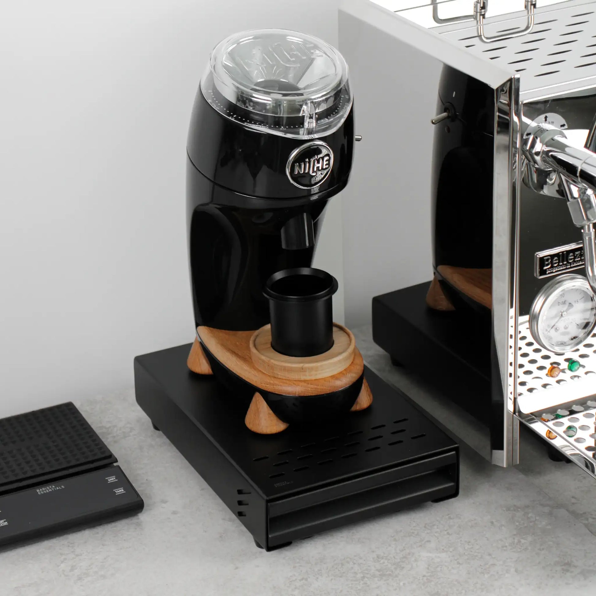 Uitkloplade zwart mini rvs voor de espressomachine van de koffieliefhebber. Debaristashop en Geertjandebaristaman. Sfeerbeeld 3.