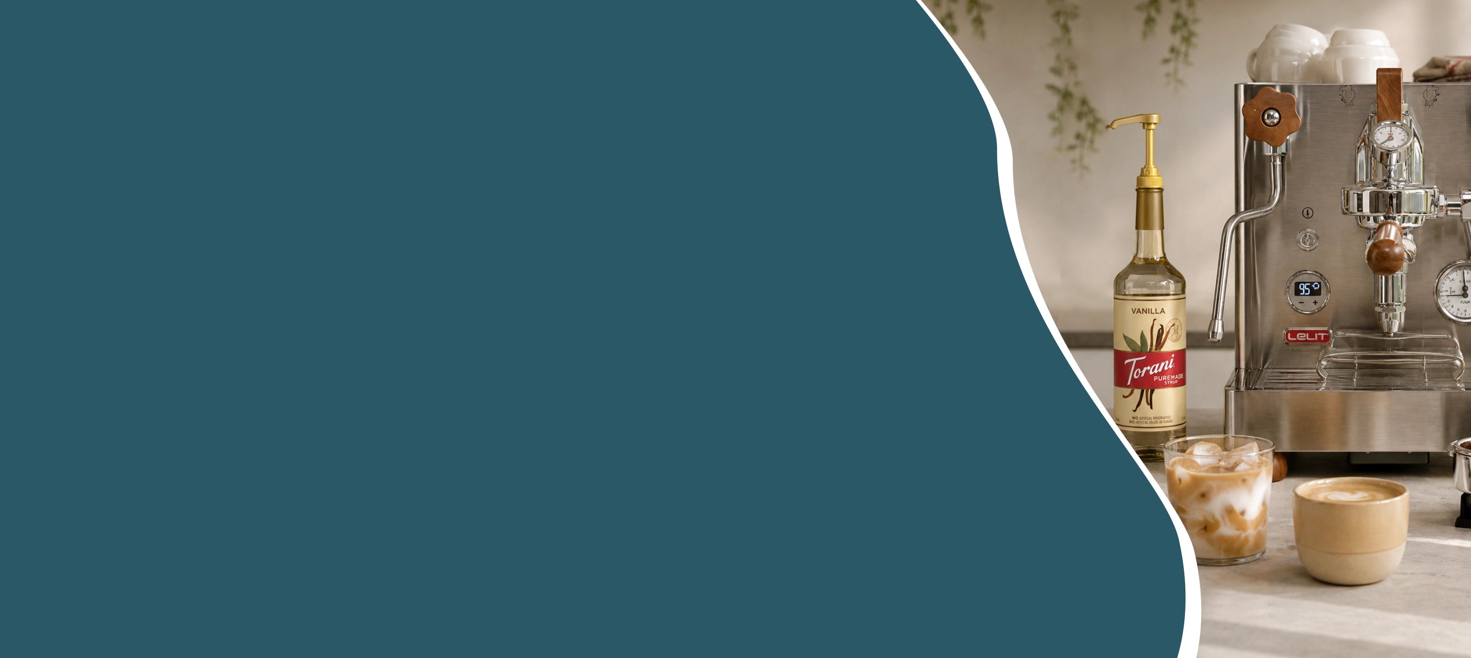 Hero banner van vanille koffie met Torani vanille koffiesiroop, espresso, melk, ijsblokjes en cappuccinokopje op het aanrecht.