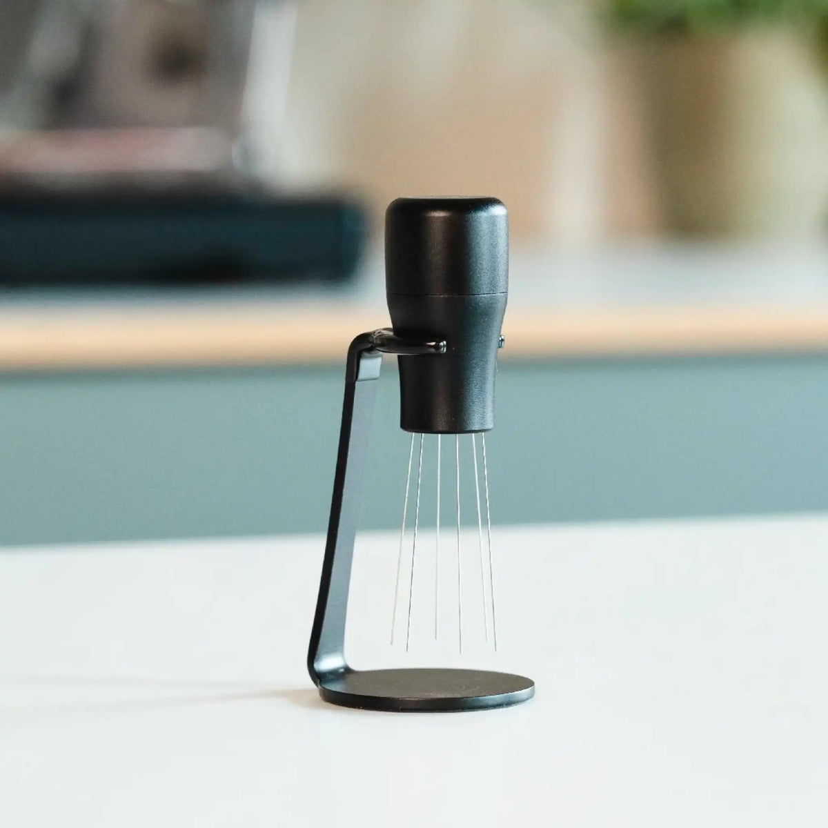 Zwarte WDT-tool voor thuisbarista’s die hun espresso-routine en puckvoorbereiding willen verbeteren