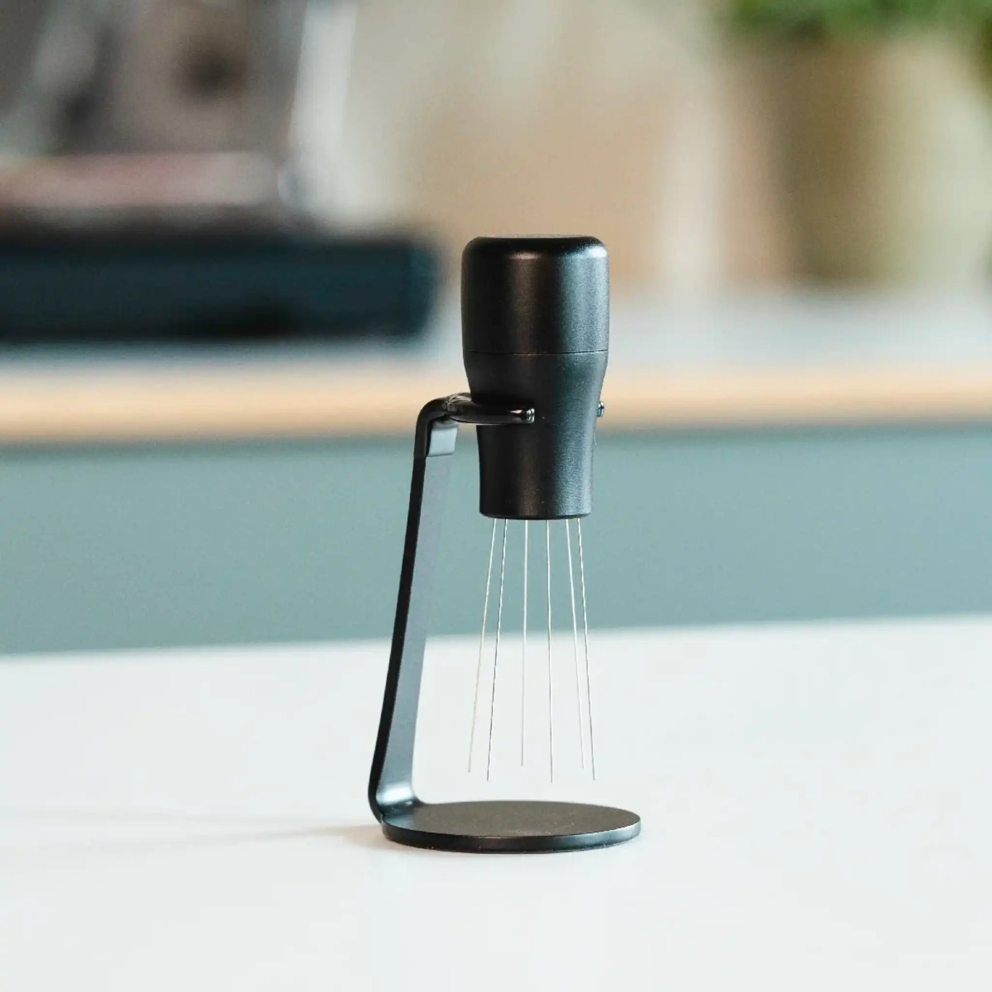 Zwarte WDT-tool voor thuisbarista’s die hun espresso-routine en puckvoorbereiding willen verbeteren