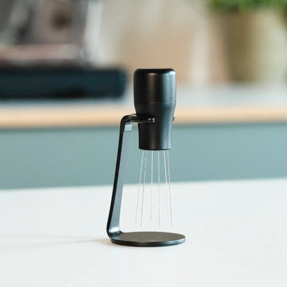Zwarte WDT-tool voor thuisbarista’s die hun espresso-routine en puckvoorbereiding willen verbeteren