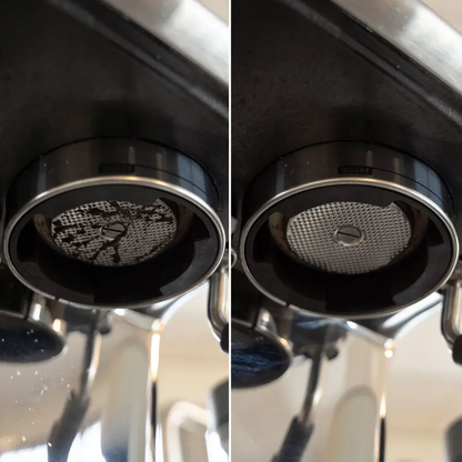 Voor- en na-foto van zetgroep van espressomachine, zichtbaar verschil door backflush met blindfilter.