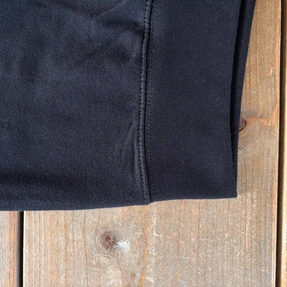 Detail onderboord van zwart barista sweatshirt met ribbelafwerking