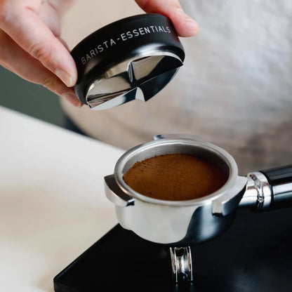 Resultaat van verdeling met zwarte koffieverdeler van Barista Essentials in portafilter