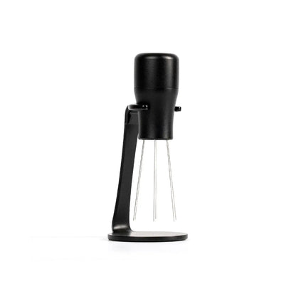 Zwarte WDT-tool met houder voor espresso puck-prep en het gelijkmatig verdelen van gemalen koffie vóór het tampen