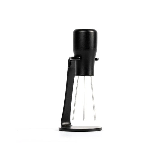Zwarte WDT-tool met houder voor espresso puck-prep en het gelijkmatig verdelen van gemalen koffie vóór het tampen